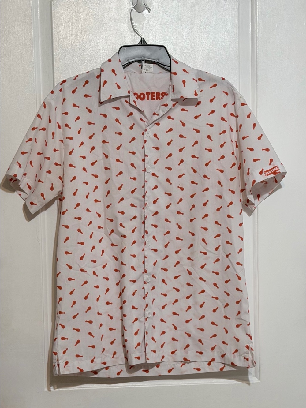 Hooters White Short-Sleeve Button-Down Shirt with Orange chicken leg medium